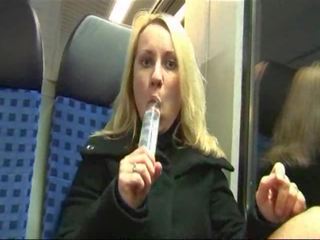 Aleman puta masturbates at fucked sa a tren